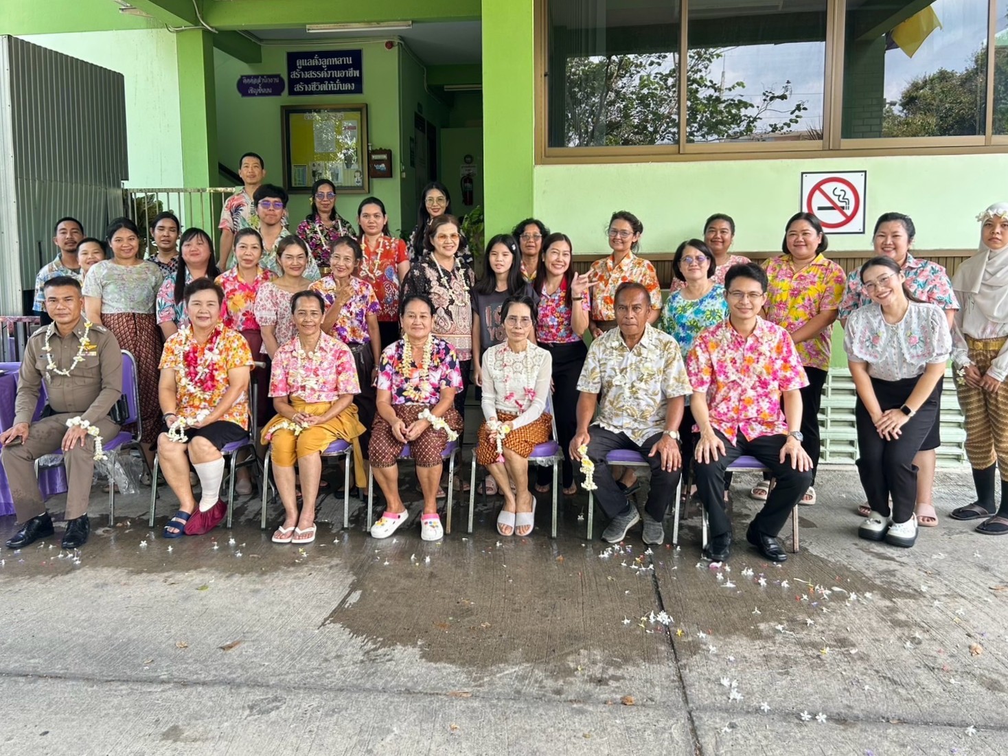 จัดกิจกรรมสรงน้ำพระ รดน้ำดำหัวและขอพรผู้ใหญ่ เนื่องในเทศกาลวันสงกรานต์
