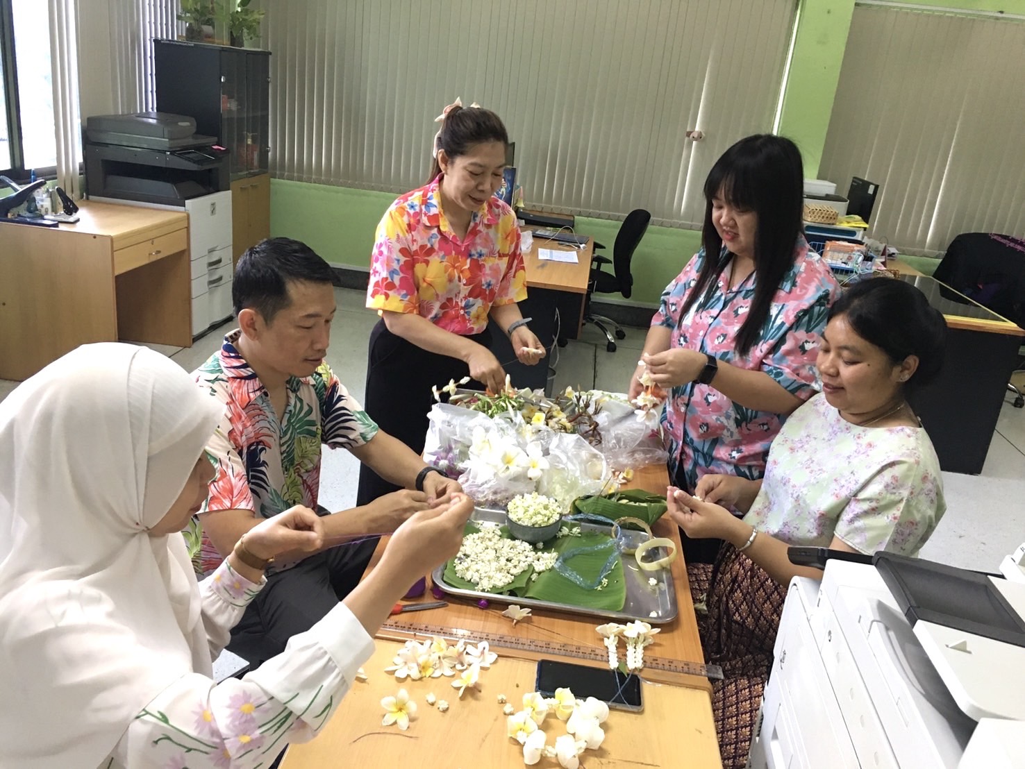 จัดเตรียมสถานที่สรงน้ำพระและรดน้ำดำหัวผู้ใหญ่ เนื่องในเทศกาลวันสงกรานต์