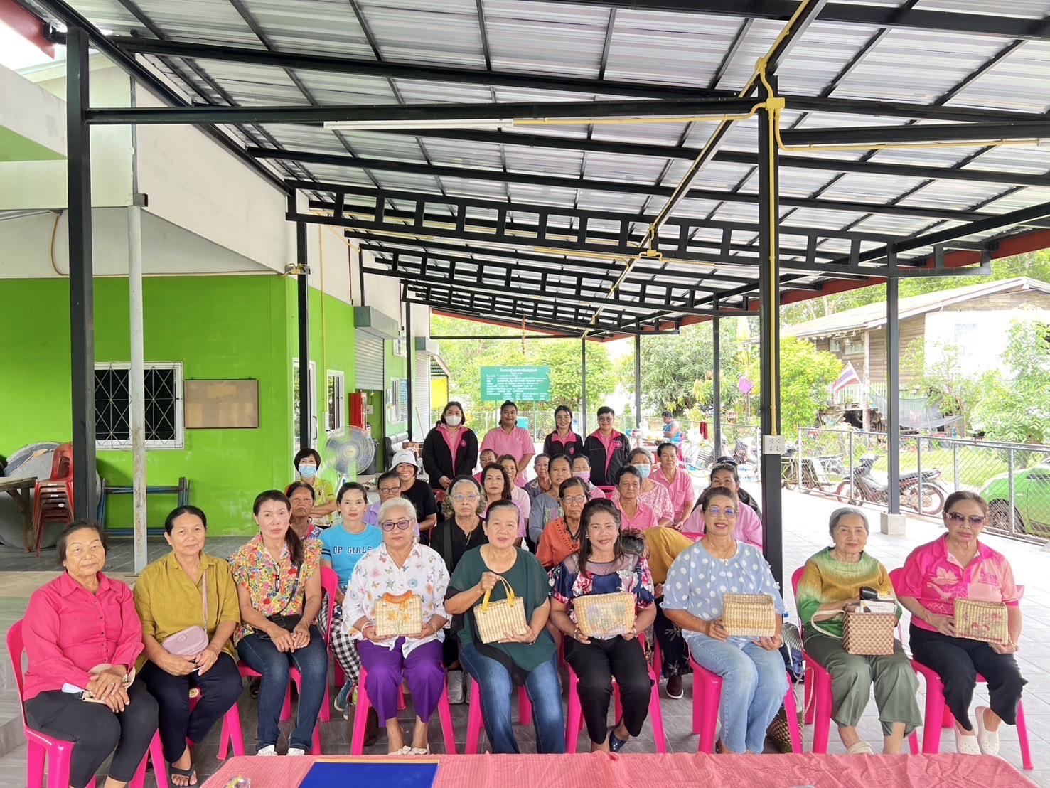 ลงพื้นที่ชี้แจงวัตถุประสงค์และรายละเอียด รวมทั้งลงพื้นที่สำรวจเยี่ยมบ้านและติดตามผลการดำเนินงานกลุ่ม…