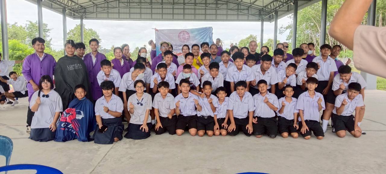 ออกหน่วยให้บริการตัดผมแก่นักเรียนโรงเรียนผินแจ่มวิชาสอน