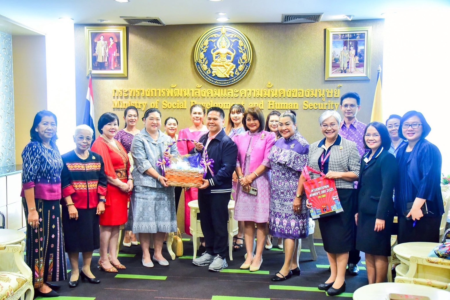 ร่วมต้อนรับประธานคณะกรรมการพัฒนาสตรีจังหวัดชลบุรี พร้อมคณะผู้นําสตรีจังหวัดภาคกลาง