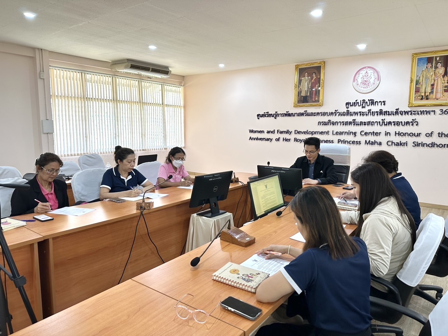 ประชุมหารือ (ร่าง) คำสั่งศูนย์เรียนรู้การพัฒนาสตรีและครอบครัวฯ จังหวัดชลบุรี เรื่องการปฏิบัติงานของเ…