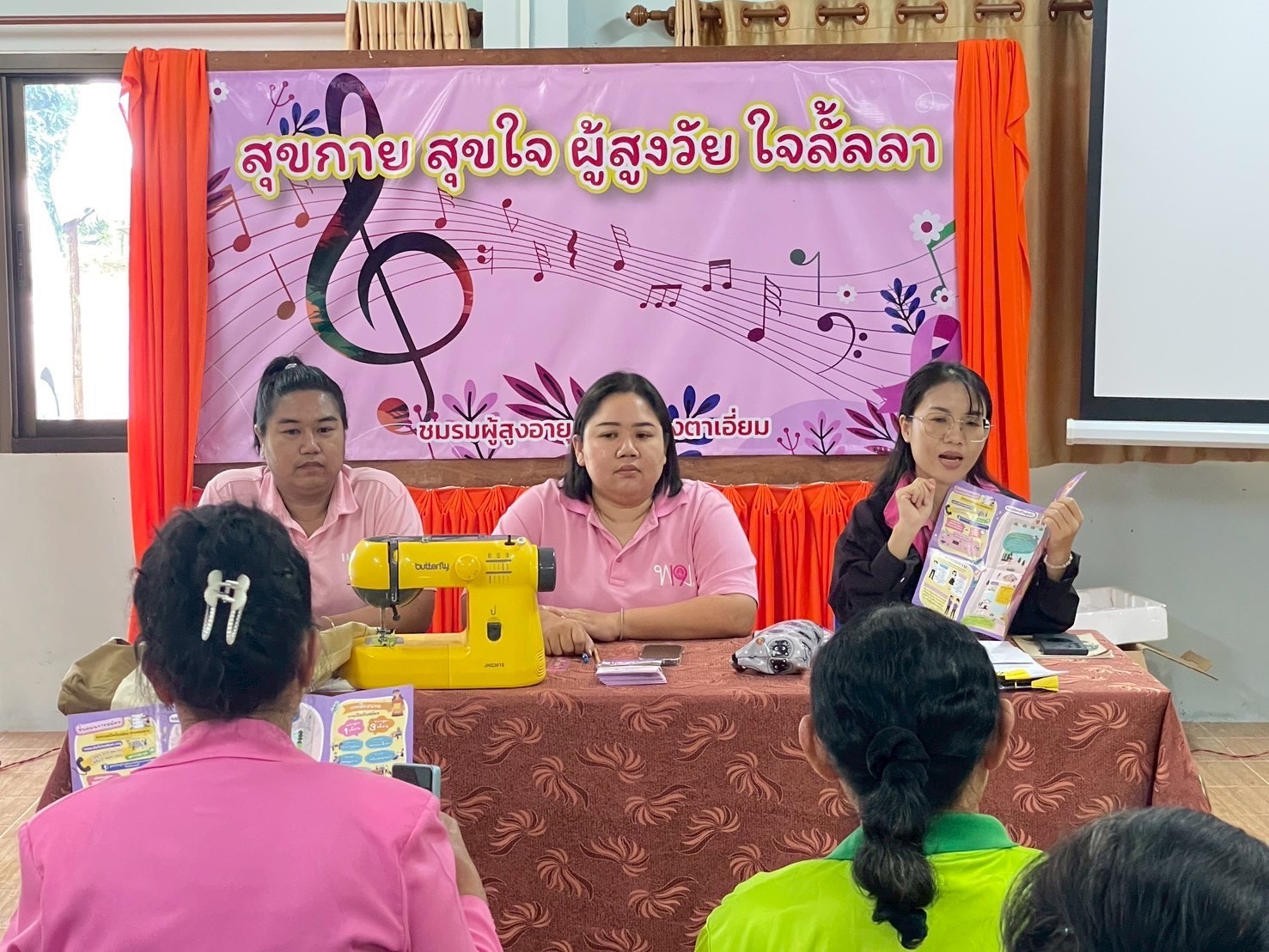 ลงพื้นที่ประชาคม ชี้เเจงวัตถุประสงค์และรายละเอียดกิจกรรมสร้างชีวิตใหม่ให้แก่สตรีและครอบครัวพื้นที่จั…