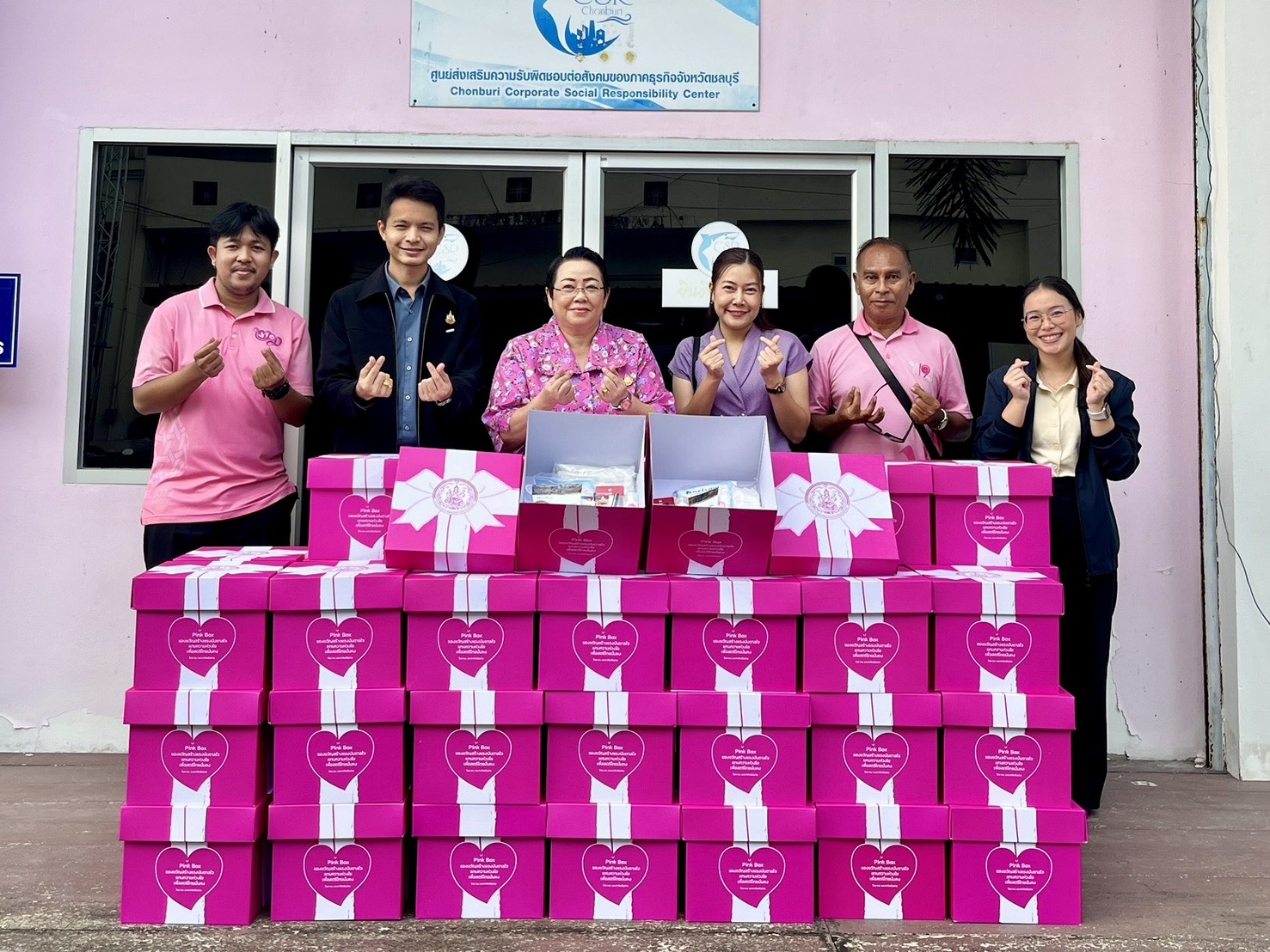 ส่งมอบกล่องของขวัญ (Pink Box) “ของขวัญสร้างแรงบันดาลใจ แทนความห่วงใย เพื่อสร้างสตรีไทยมั่นคง” ให้แก่…