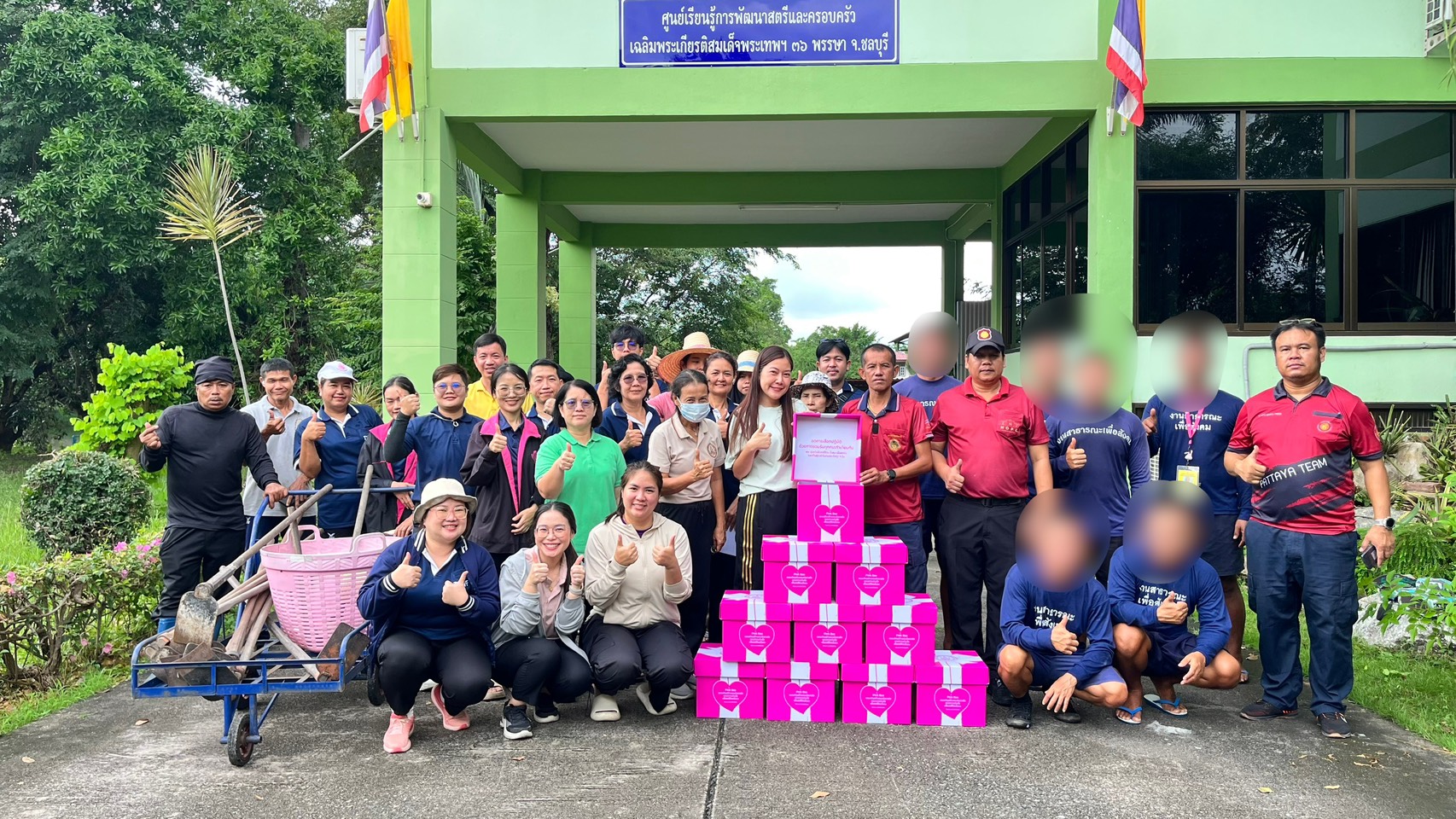 ส่งมอบกล่องของขวัญ (Pink Box) “ของขวัญสร้างแรงบันดาลใจ แทนความห่วงใย เพื่อสร้างสตรีไทยมั่นคง” ให้แก่…