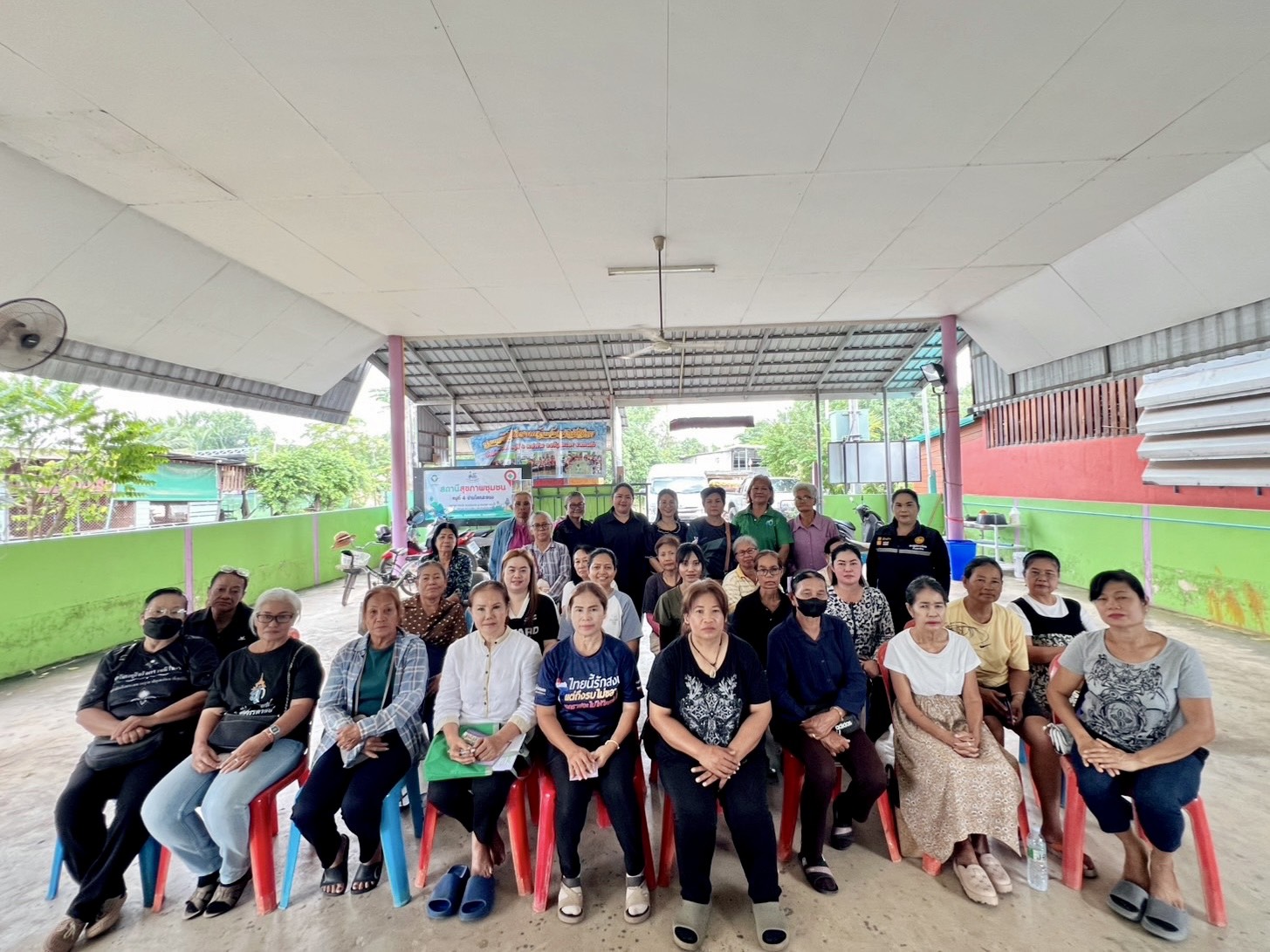 ลงพื้นที่ประชาคม ชี้เเจงวัตถุประสงค์และรายละเอียดกิจกรรมสร้างชีวิตใหม่ให้แก่สตรีและครอบครัว พื้นที่จ…