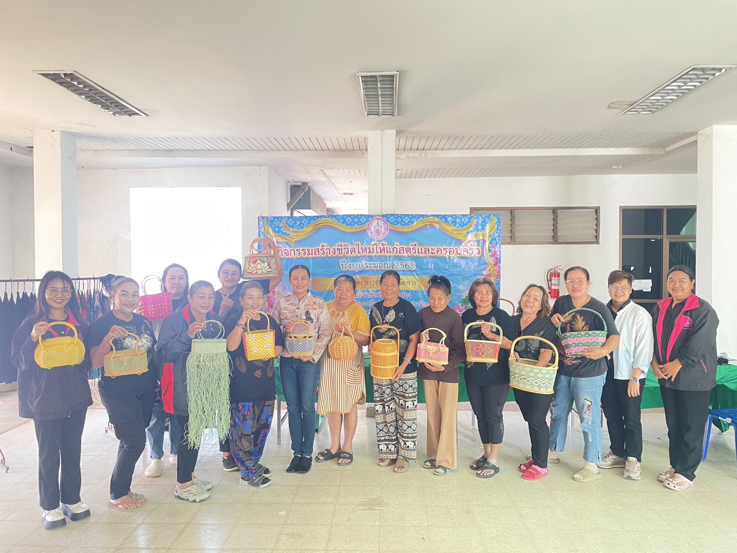 ลงพื้นที่ชี้แจงวัตถุประสงค์และรายละเอียด รวมทั้งสำรวจเยี่ยมบ้านและติดตามผลการดำเนินงานกลุ่มสตรีและคร…