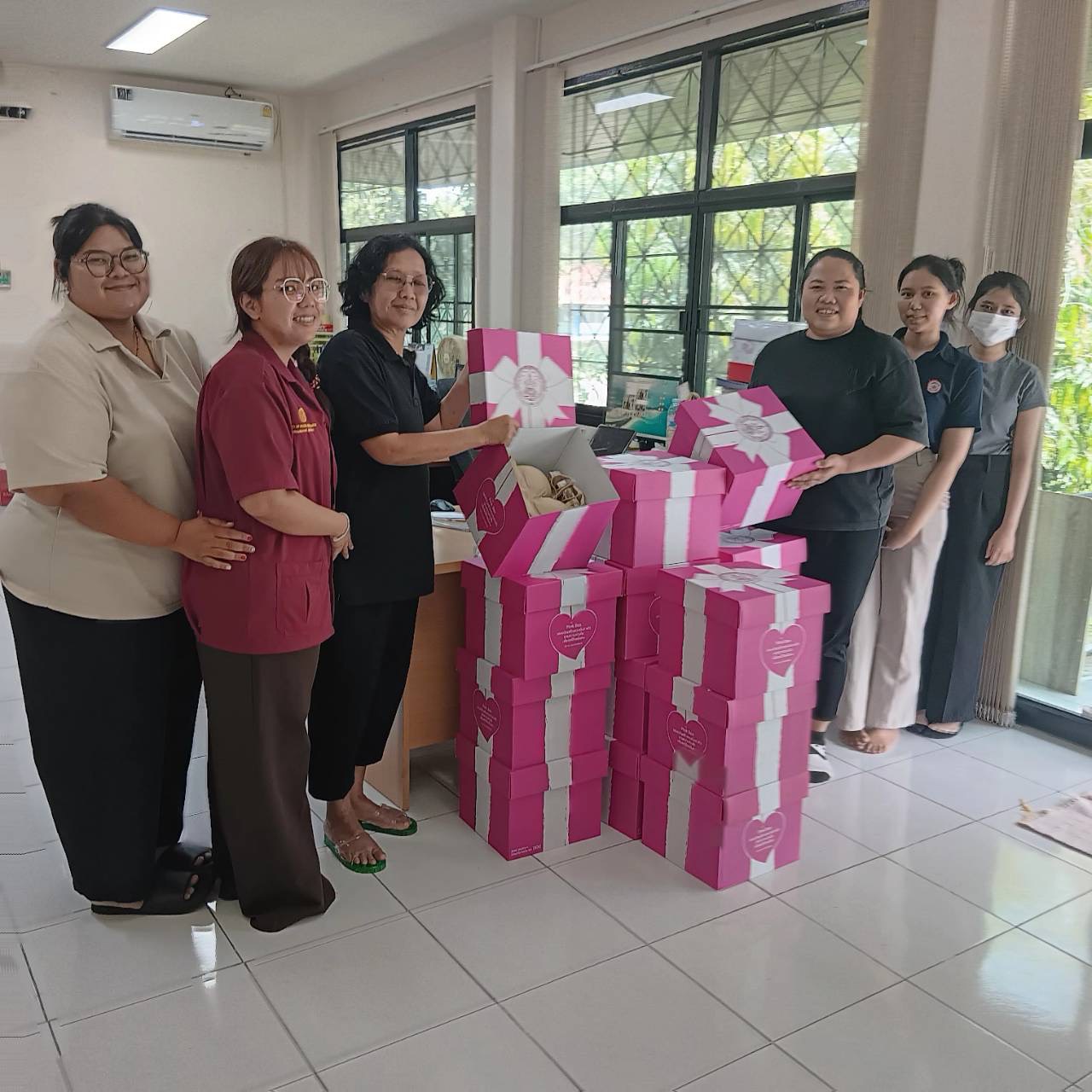 ส่งมอบกล่องของขวัญ (Pink Box) “ของขวัญสร้างแรงบันดาลใจ แทนความห่วงใย เพื่อสร้างสตรีไทยมั่นคง” ให้แก่&hellip;