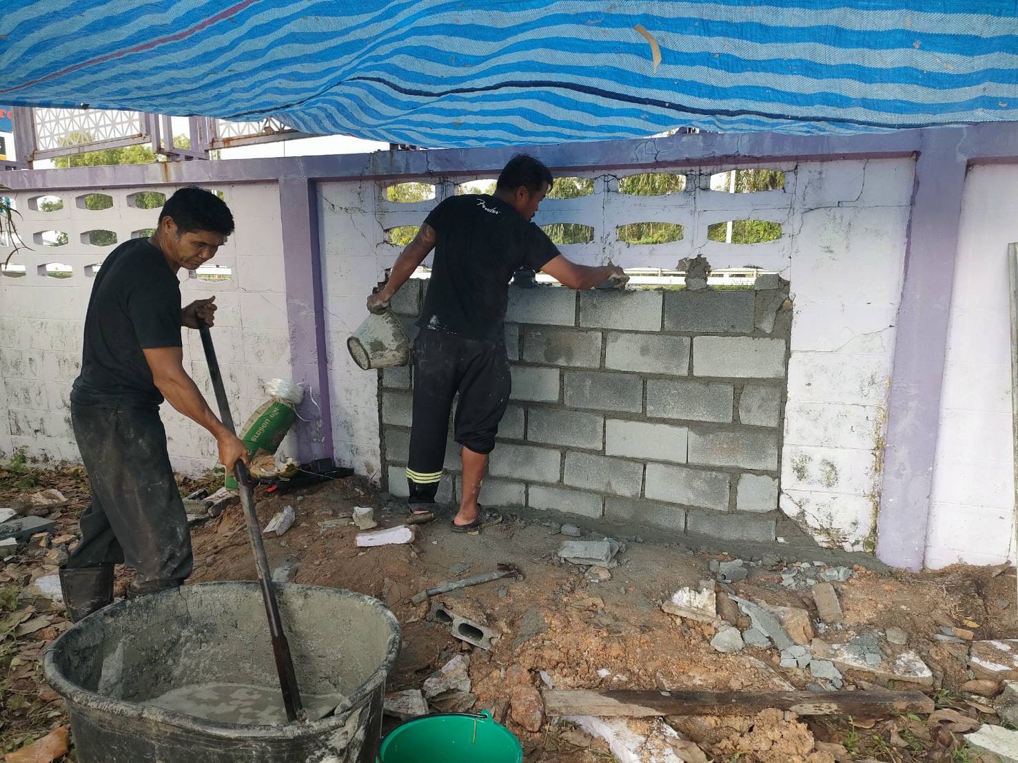 รายงานความคืบหน้าการซ่อมแซมรั้วคอนกรีตที่ชำรุดจากพายุฝน
