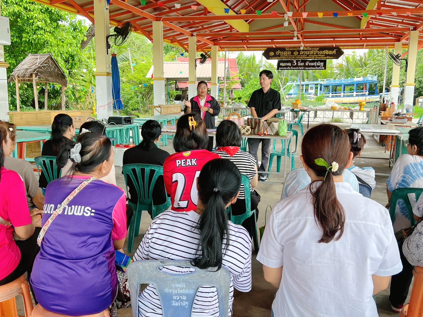 ลงพื้นที่ประชาคม ชี้แจงวัตถุประสงค์และรายละเอียดกิจกรรมสร้างชีวิตใหม่ให้แก่สตรีและครอบครัว พื้นที่จั&hellip;