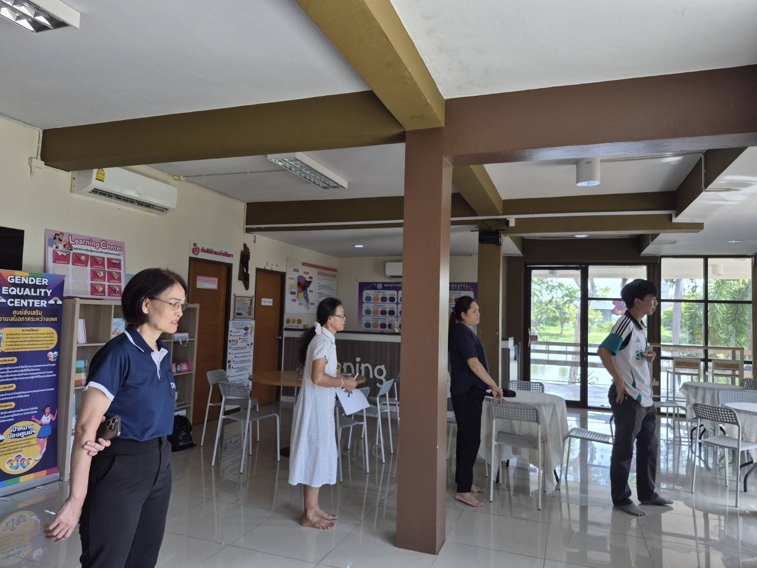 เตรียมสถานที่จัดทำพื้นที่อาคารศูนย์สาธิตการตลาดและประชุมสัมมนา