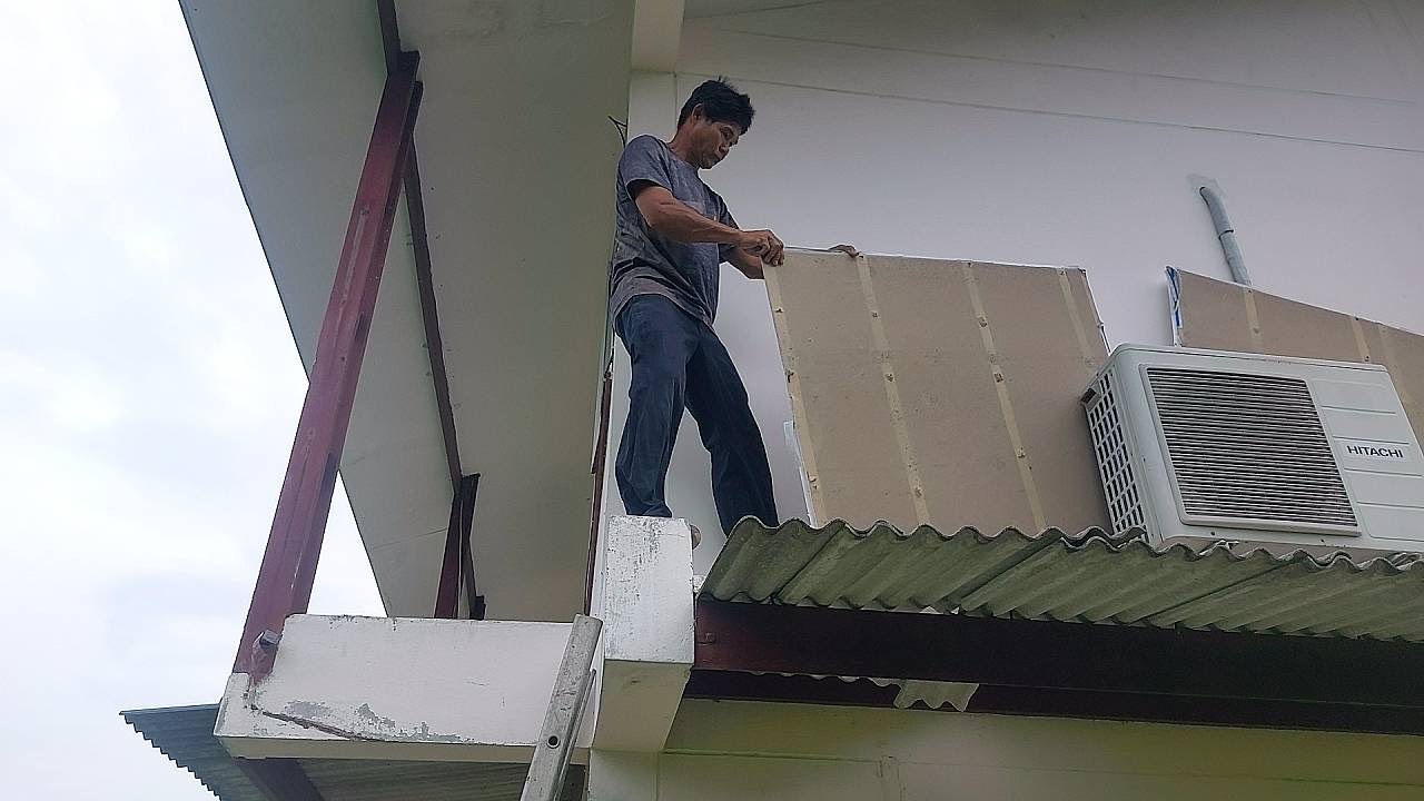 รายงานความคืบหน้าการซ่อมแซมบานเกร็ดและแผ่นฝ้าที่ชำรุดจากพายุฝน