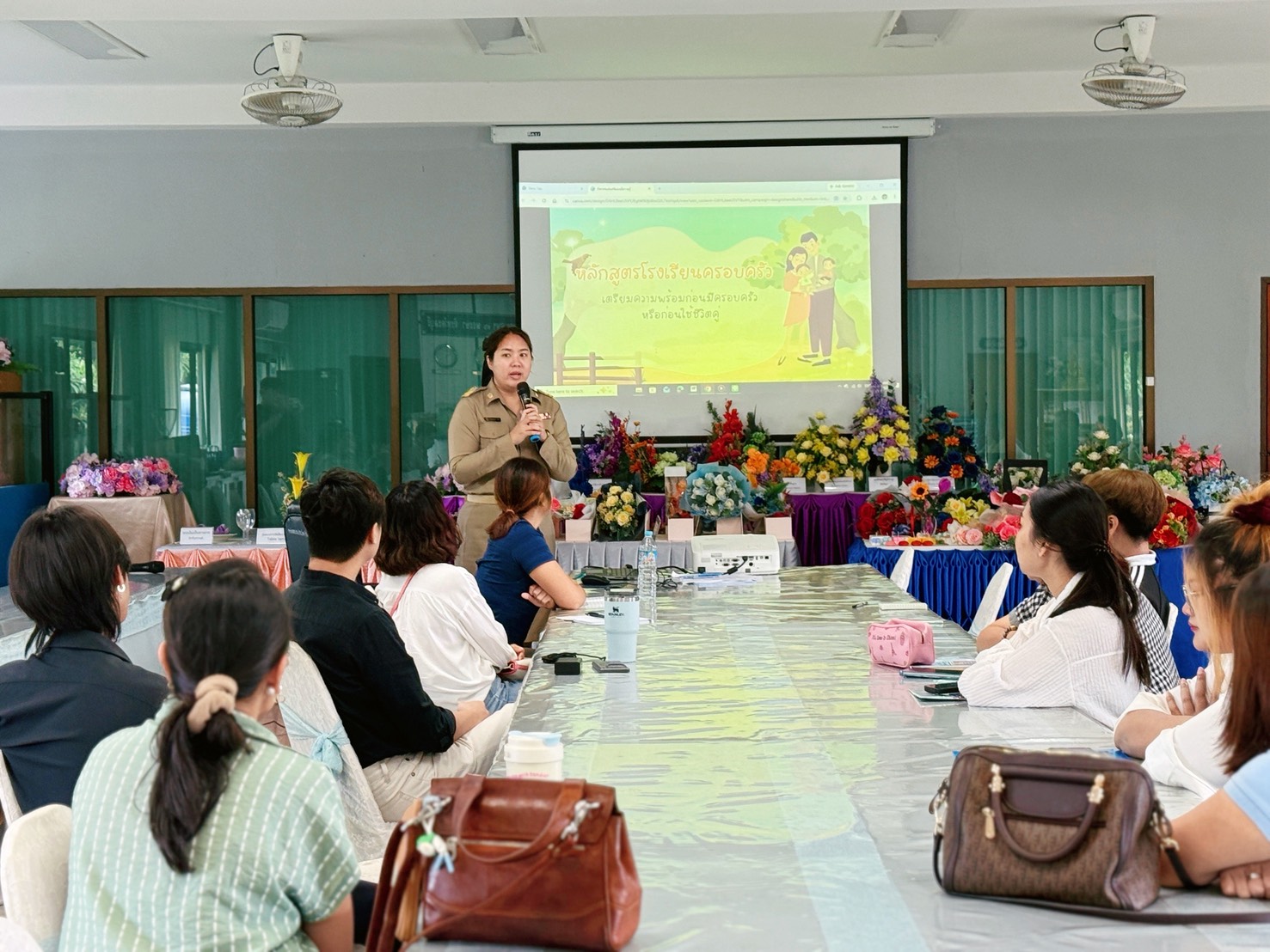 จัดกิจกรรมส่งเสริมความรู้ด้านสตรีและครอบครัว (Learning Center)