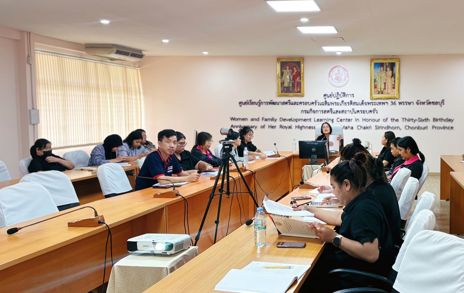ประชุมคณะทำงานมาตรฐานการดำเนินงานด้านสตรีและครอบครัวของศูนย์เรียนรู้การพัฒนาสตรีและครอบครัวเฉลิมพระเ…