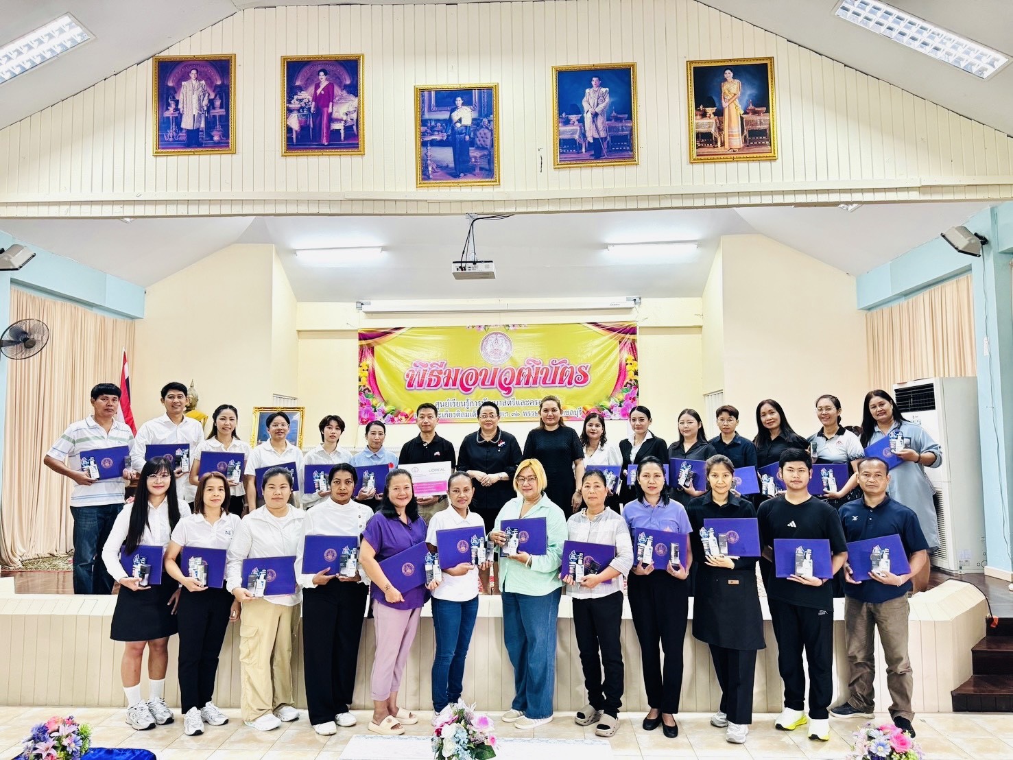 มอบวุฒิบัตรแก่ผู้สำเร็จการฝึกอบรมหลักสูตรระยะสั้น 3 วัน หลักสูตร 10 วัน และหลักสูตร 1 เดือน
